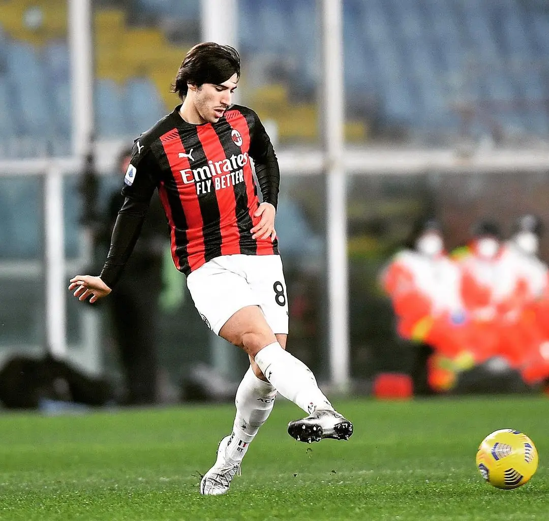 Sandro Tonali da un pase en partido con el Milán