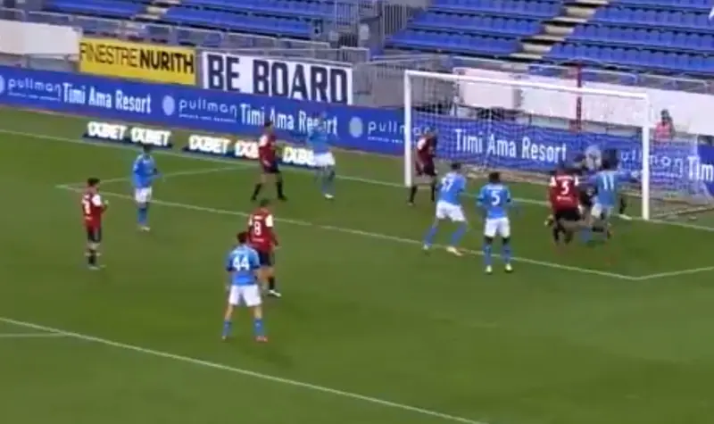 El gol llegó en un tiro de esquina (@Napoli_Toronto)
