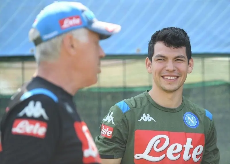Chucky Lozano y Carlo Ancelotti en un entrenamiento - Twitter @sscnapoliES