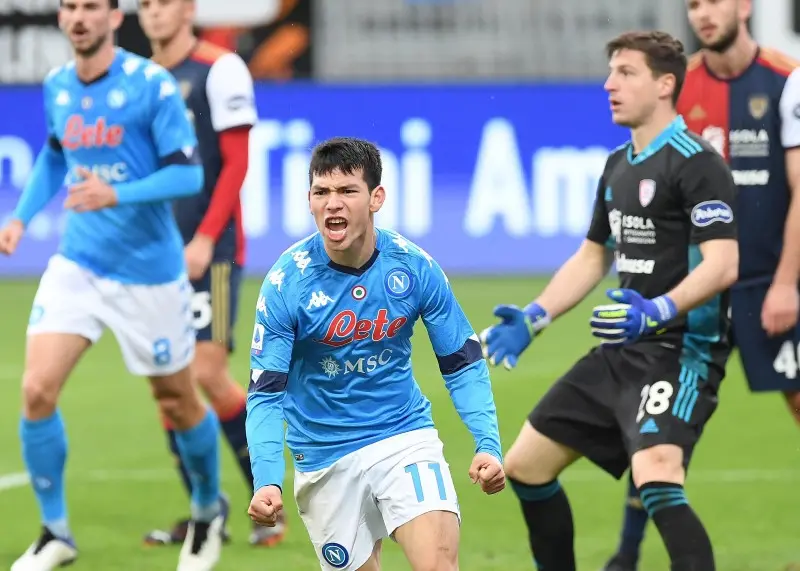 Chucky Lozano celebra su gol contra el Cagliari - Twitter @sscnapoliES