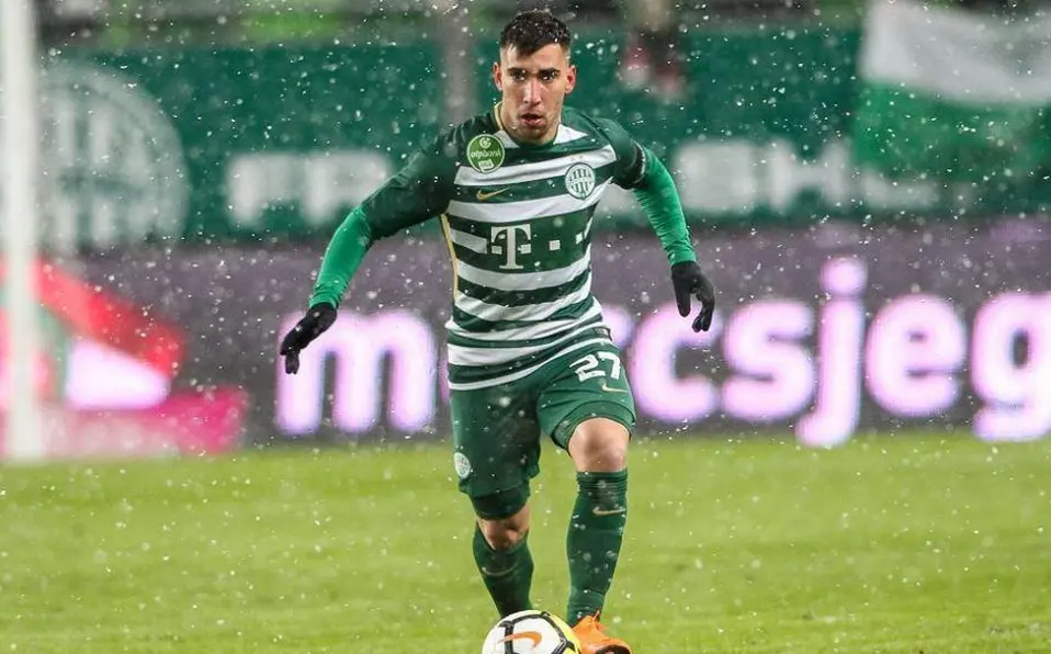 Fernando Gorriarán controla el balón en un juego del Ferencvaros