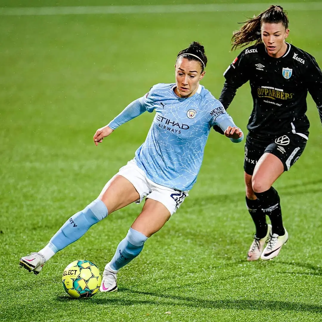 Lucy Bronze controla el balón con el Manchester City