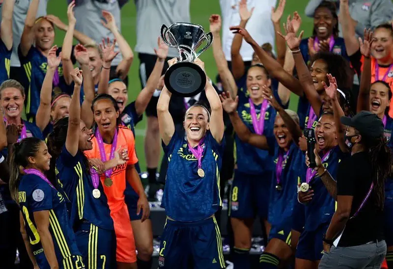 Lucy Bronze alza la Champions League