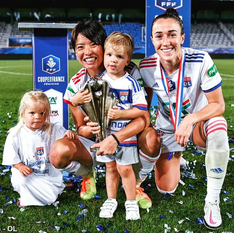 Lucy Bronze con la Copa de Francia
