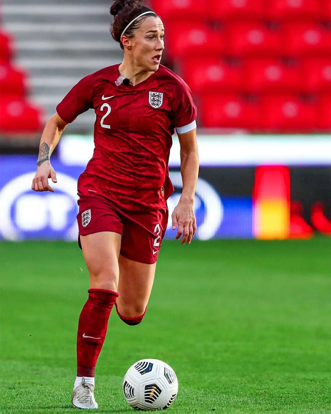 Lucy Bronze controla el balón en un juego de Inglaterra