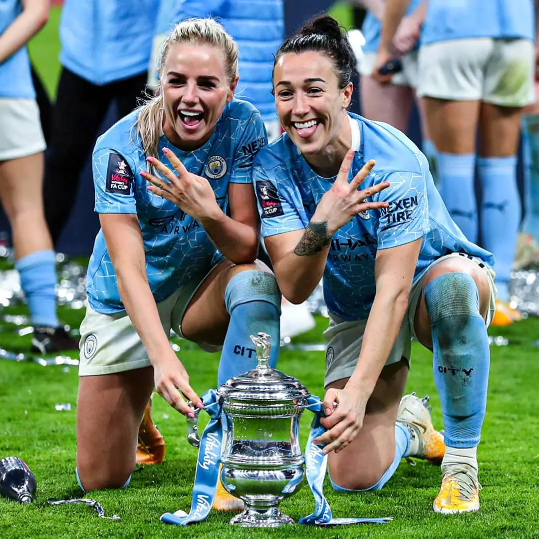 Lucy Bronze posa con la FA Cup