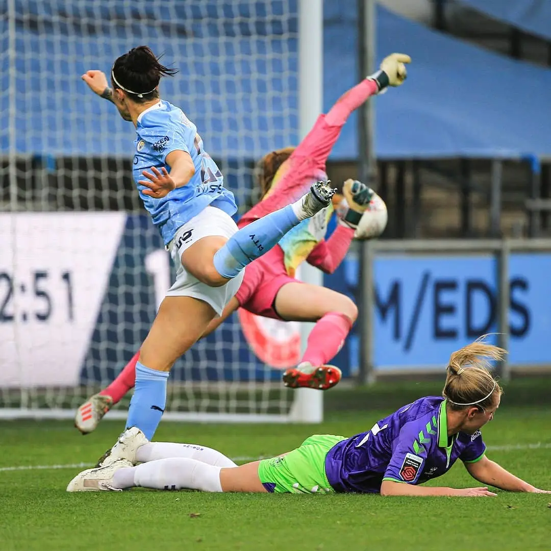 Lucy Bronze anota un gol con el Manchester City
