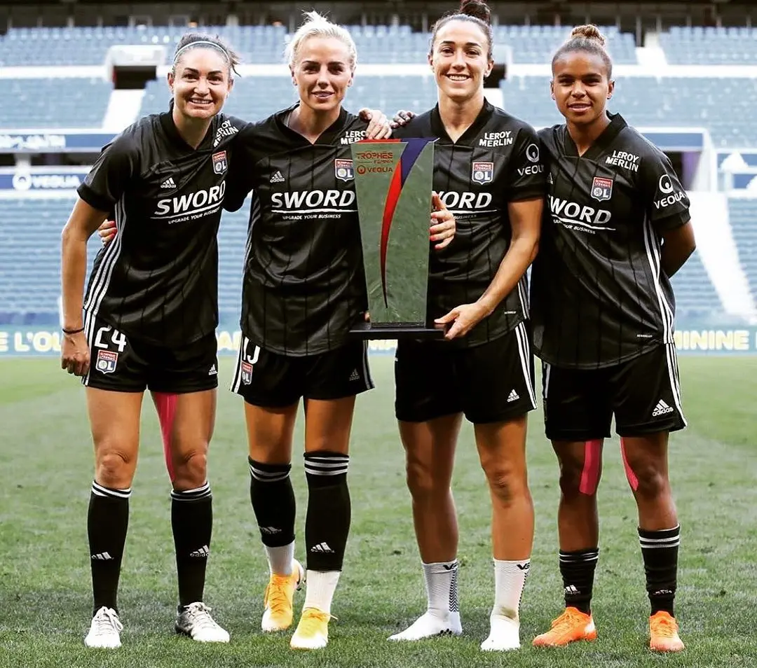 Lucy Bronze y sus compañeras con el Trofeo de Liga