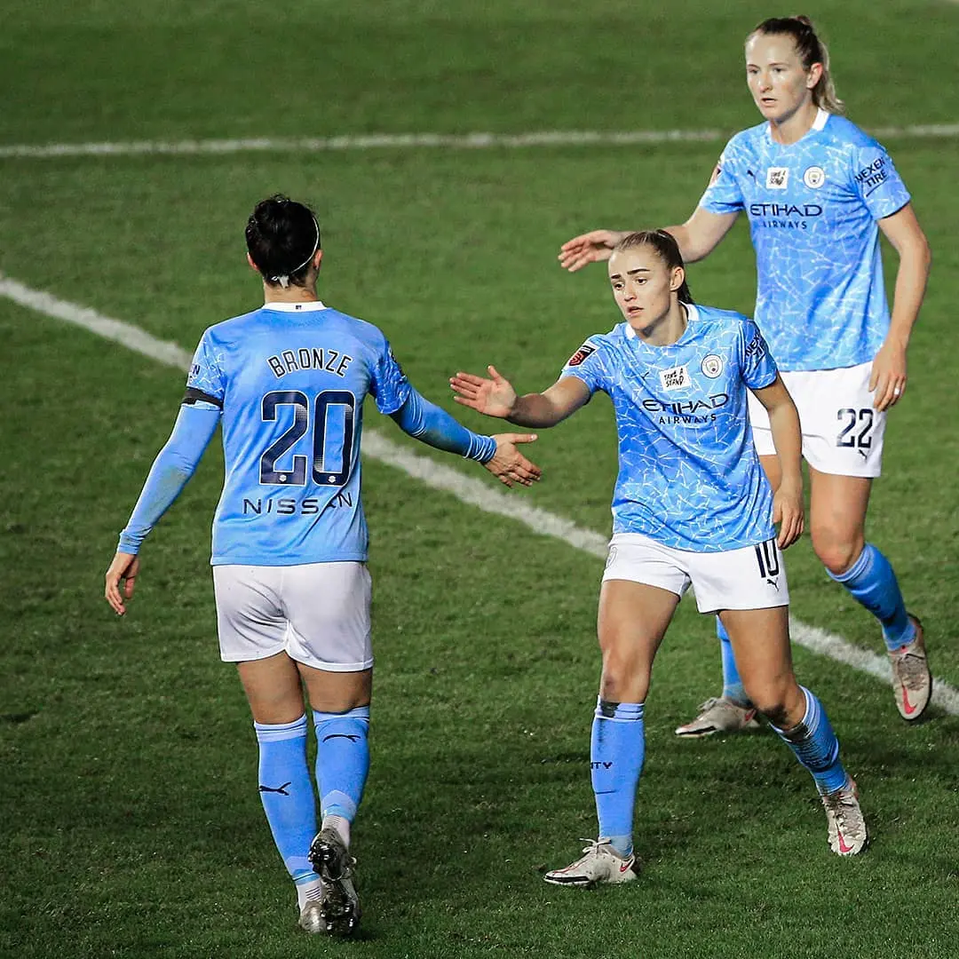 Lucy Bronze celebra con el Manchester City
