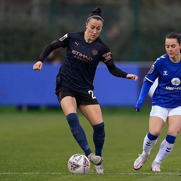 Lucy Bronze controla el balón