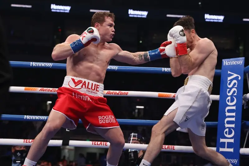 Canelo Álvarez le pega a Callum Smith - Foto: Twitter @DAZNBoxing