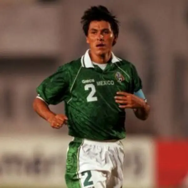Claudio Suárez en un partido de la Selección Mexicana - Twitter @emperadorsuarez