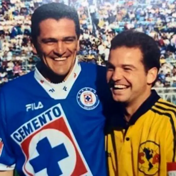 Luis García abraza a Carlos Hermosillo - Instagram @garciaposti