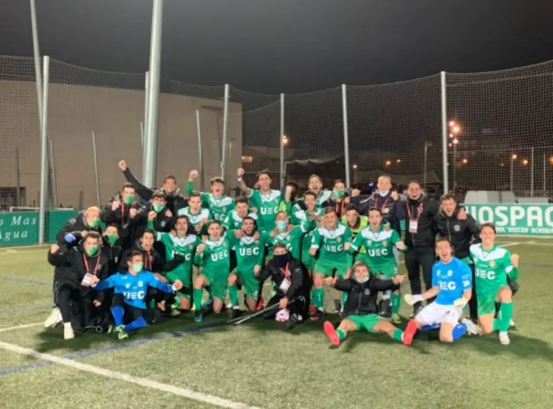 Los jugadores del Cornellá celebran (@ue_cornella)