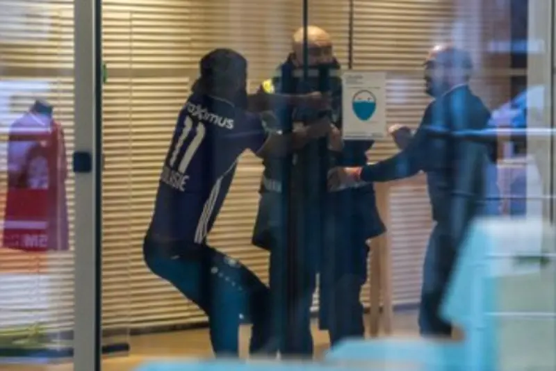 El forcejeo con el equipo de seguridad (@Copa90)