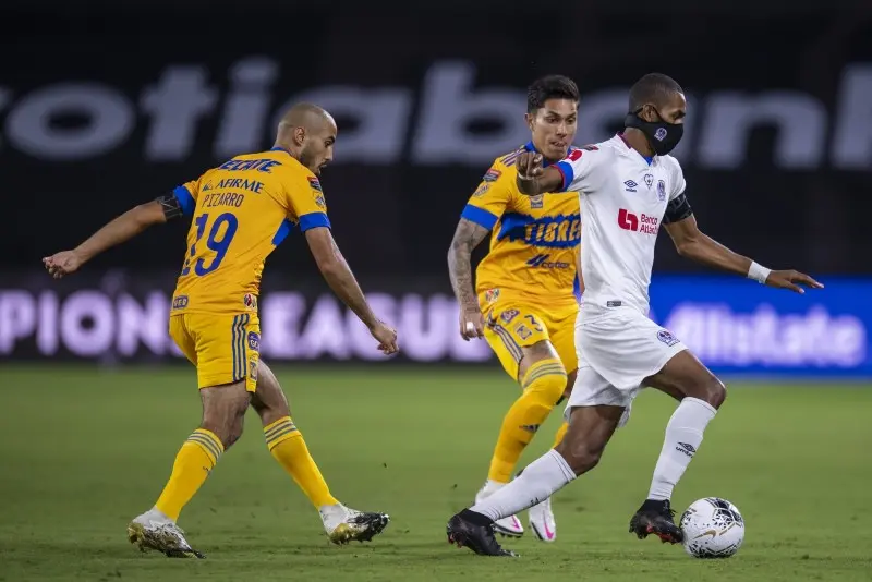 Guido Pizarro da un pase en el Tigres vs Olimpia - Facebook TigresOficial