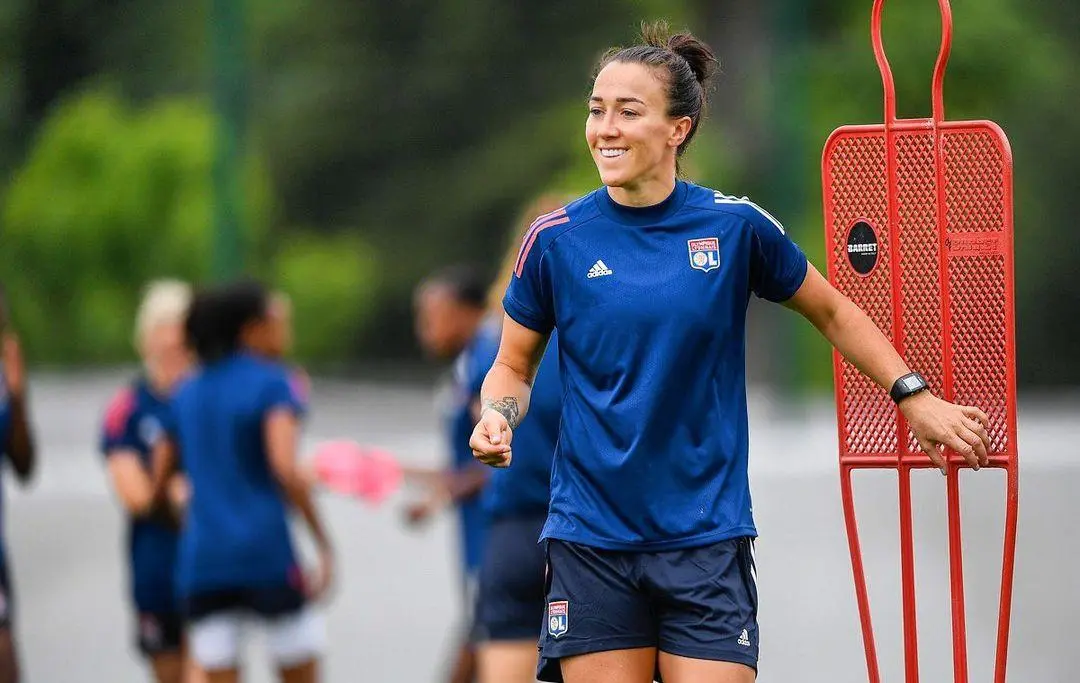 Lucy Bronze en entrenamiento con el Lyon