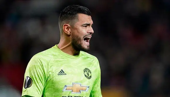 Sergio Romero da indicaciones con el Manchester United