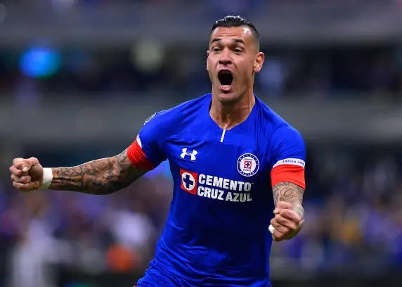 Milton Caraglio festeja un gol con Cruz Azul