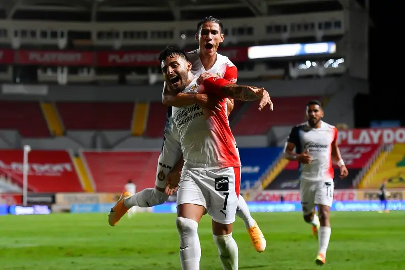 Alexis Vega celebra su gol - Twitter @Chivas