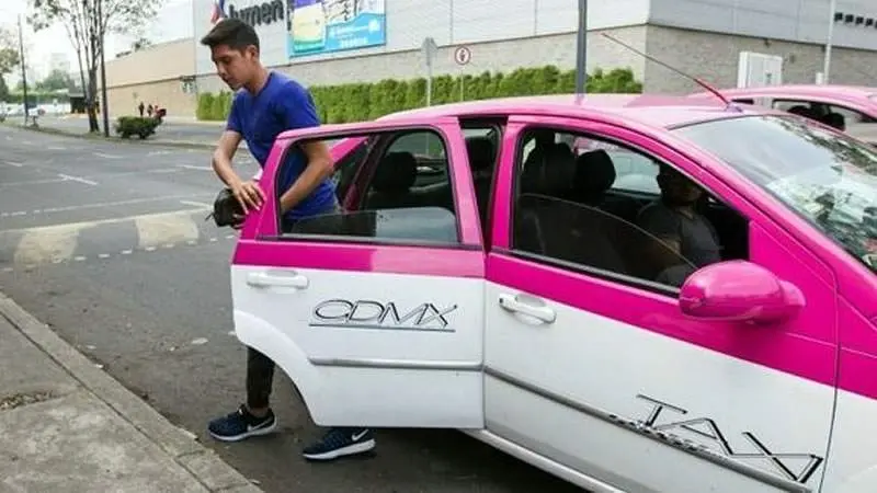 Edson Alvarez viaja en taxi de la CDMX