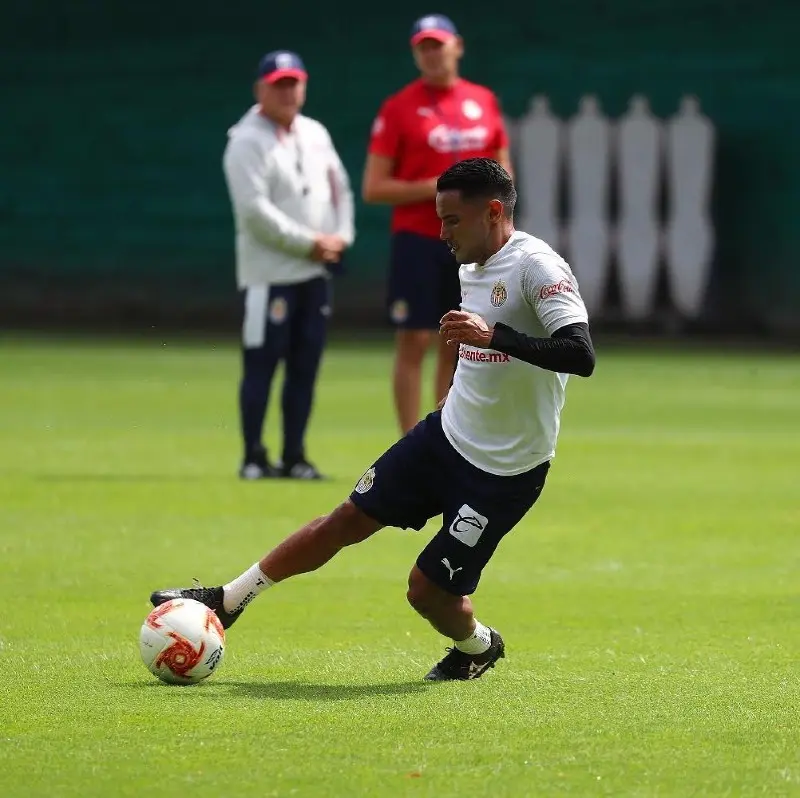 Gallito Vázquez en un entrenamiento de Chivas - Instagram @gallo23vazquez
