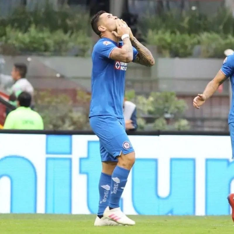 Milton Caraglio celebra un gol con el Cruz Azul - Twitter @Caragliom9