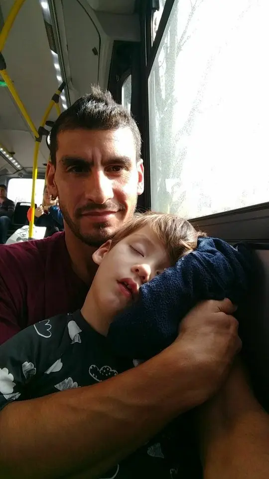 Nahuel Guzman en transporte con su hijo