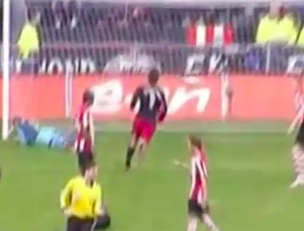 Árbitro holandés celebró gol del Ajax