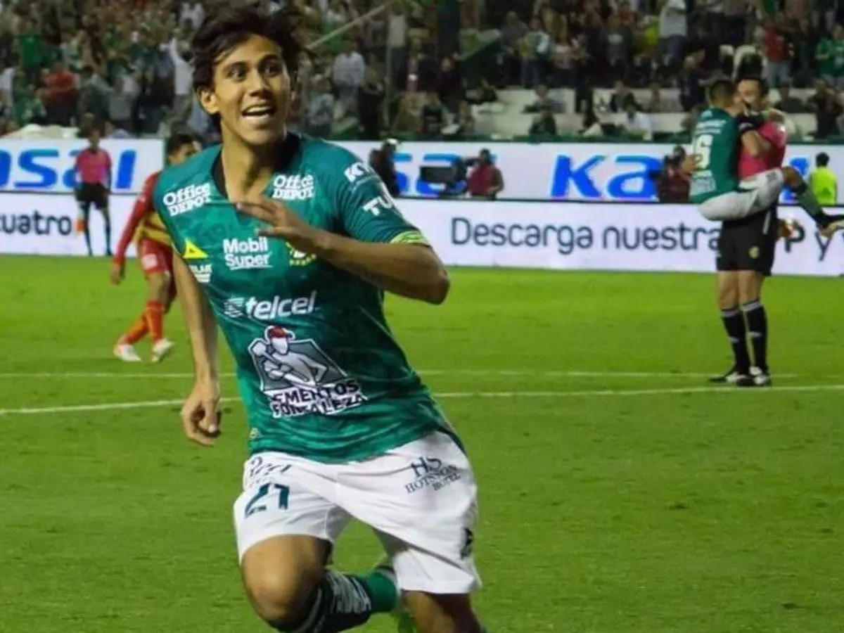 Jean Meneses festeja con el árbitro