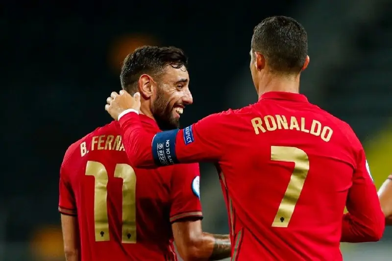 Cristiano Ronaldo y Bruno Fernandes celebran un gol de Portugal - Twitter @selecaoportugal