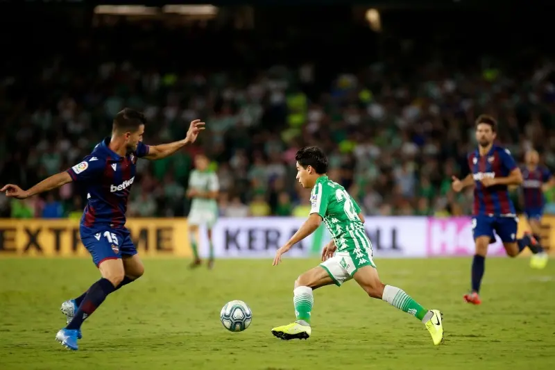 Lainez eludiendo rivales en La Liga (FB: Real Betis Balompié)