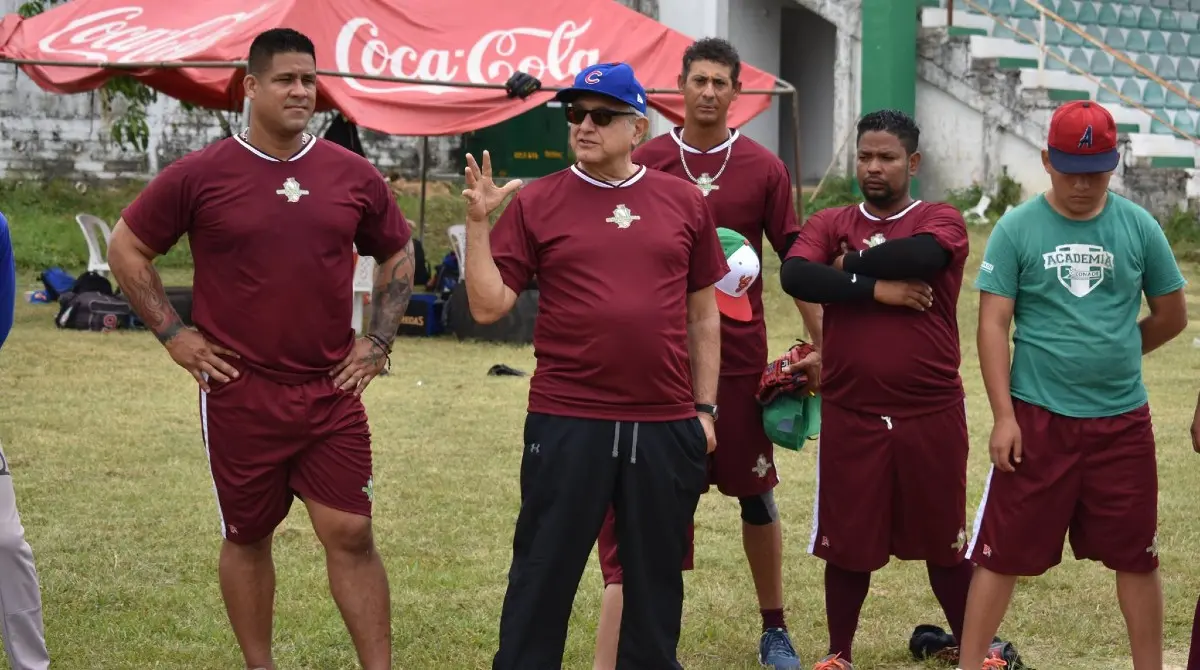 Andrés Manuel López Obrador saluda a jugadores de Guacamayas en 2018