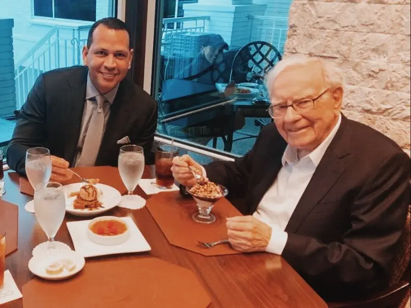 Alex Rodríguez come con Warren Buffet, uno de los hombres más ricos del mundo - Twitter @ARod