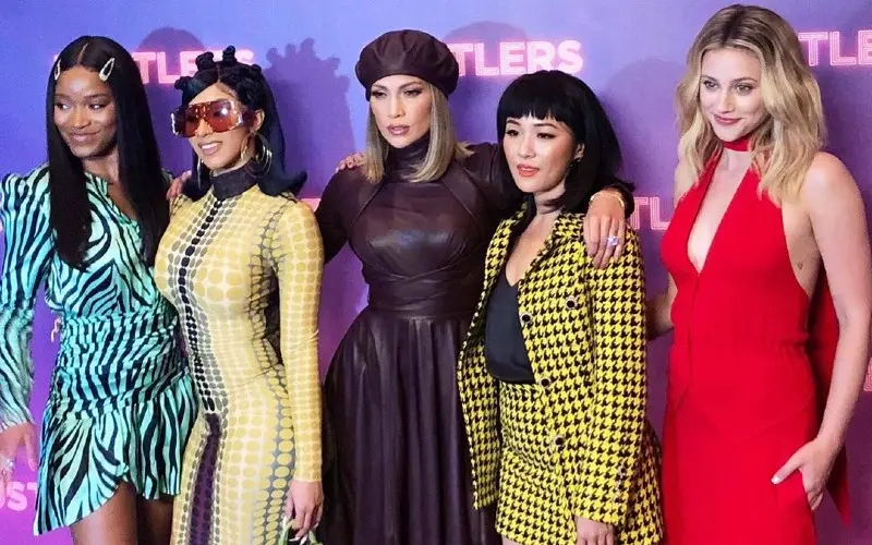 Jennuifer López y Constance Wu en la Premier de Estafadoras de Wall Street - Instagram @jlo