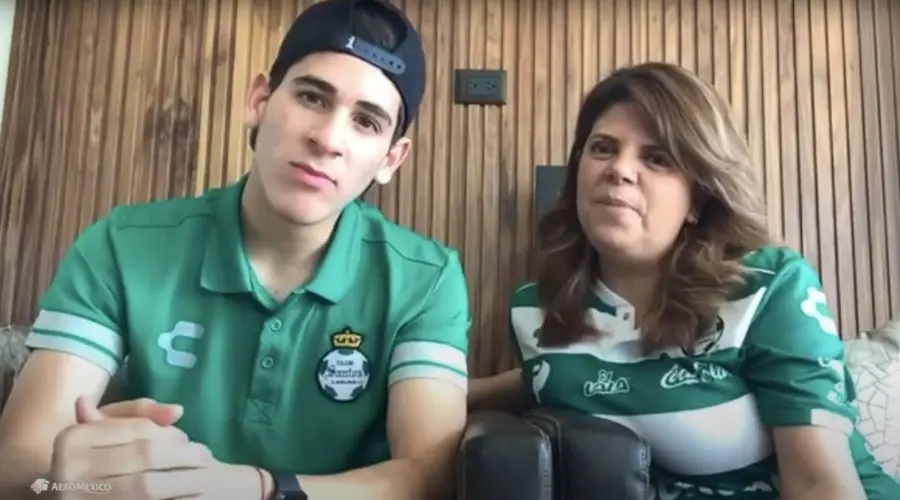 Santiago Muñoz con su mamá, Griselda Robles - Twitter @ClubSantos