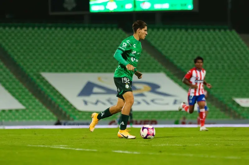 Santiago Muñoz en su debut de Liga MX con Santos - Twitter @ClubSantos