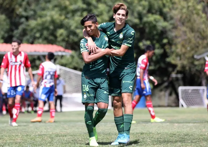 Santiago Muñoz en un partido de Santos sub-17 - Twitter @ClubSantos
