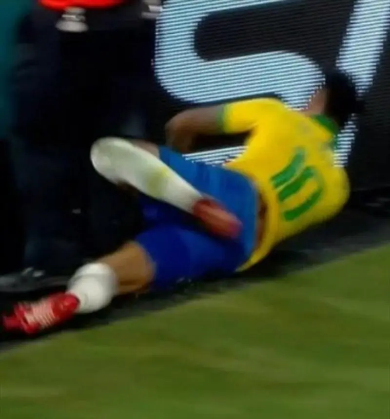 Neymar se golpeó en el rostro (@adnradiochile)