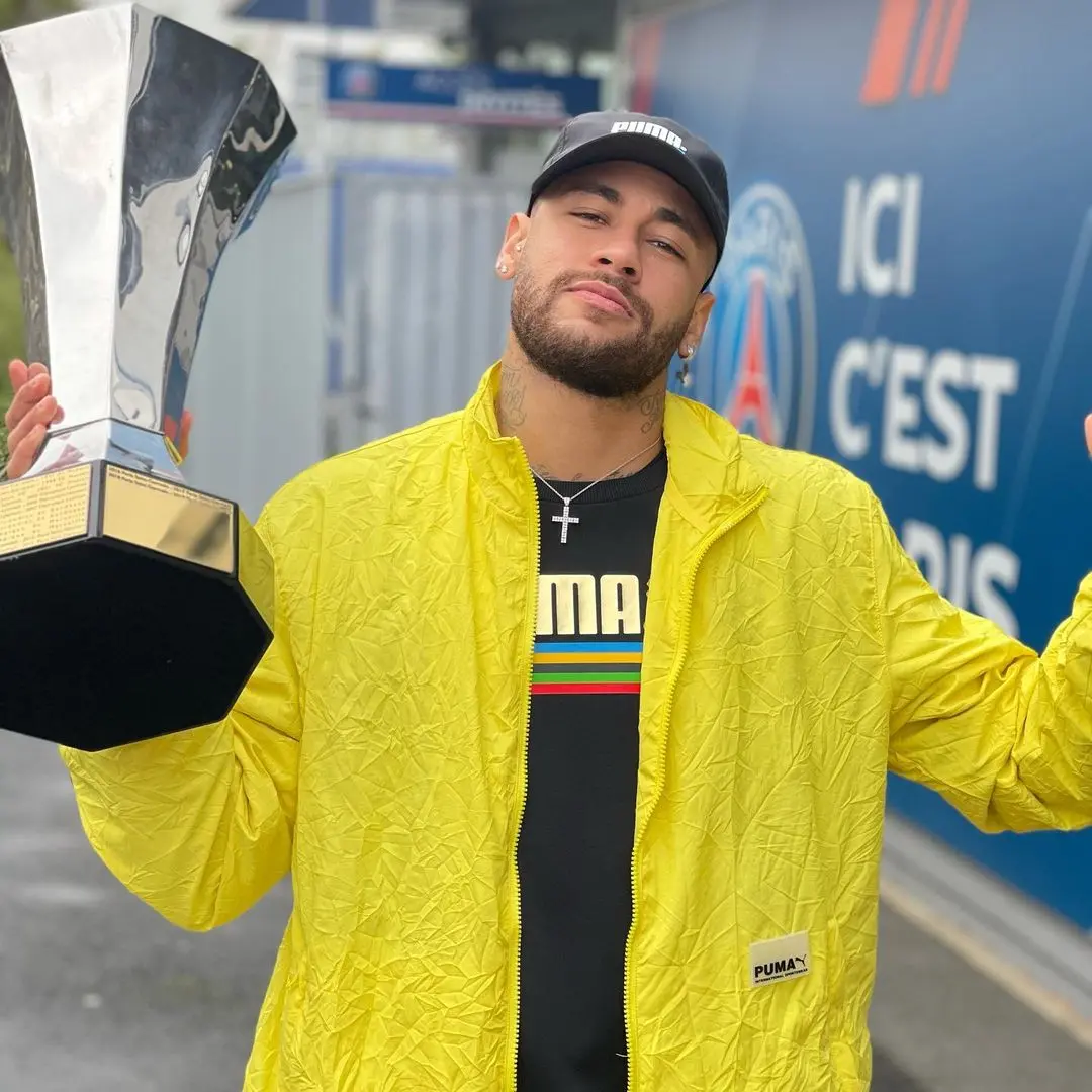 Neymar con la SuperCopa de Francia