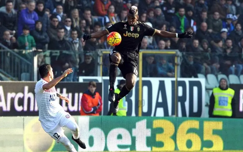 Paul Pogba baja un balón en un partido de la Juventus de la temporada 2015-16 - Twitter @JuventusFC