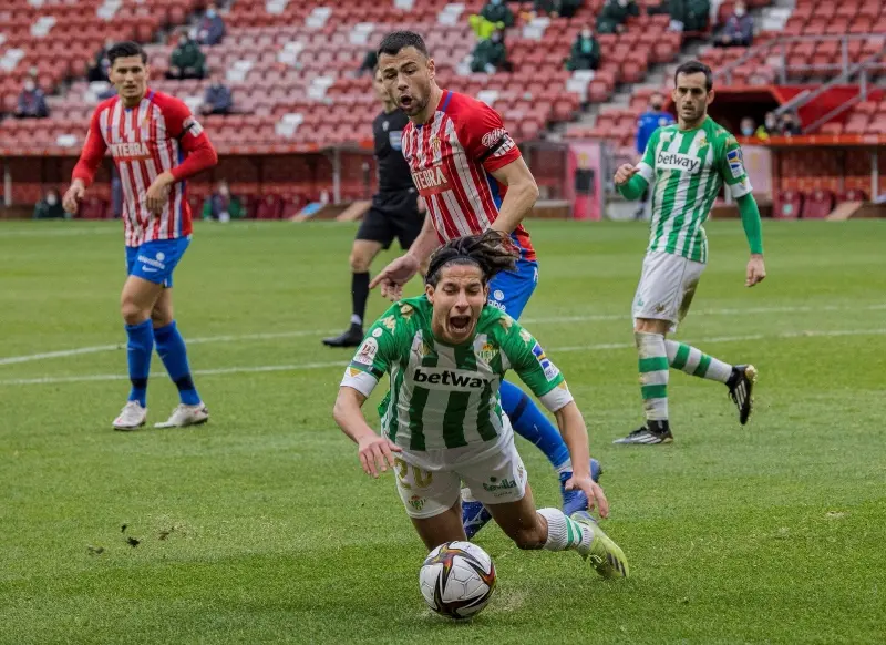Diego Lainez ocasionó un penalti (FB: Real Betis Balompié)