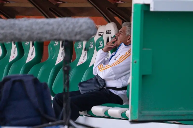 El 'Tuca' fue visto fumando... otra vez (@gvlo2008)