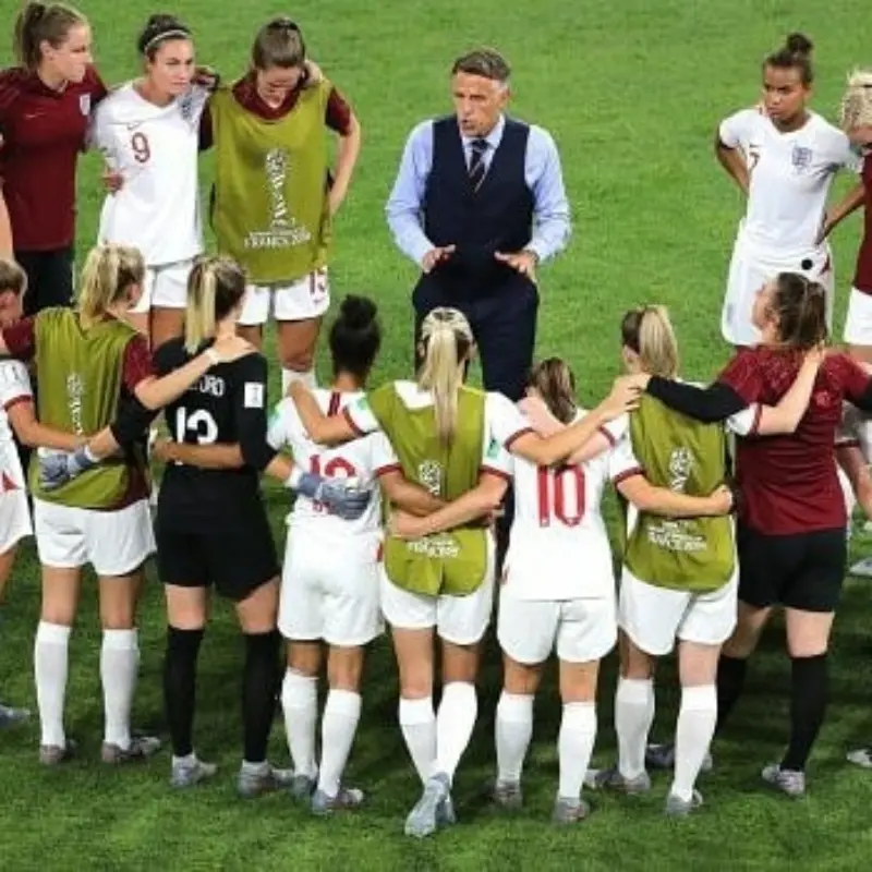 Phil Neville con la selección inglesa femenil (@philipneville18)