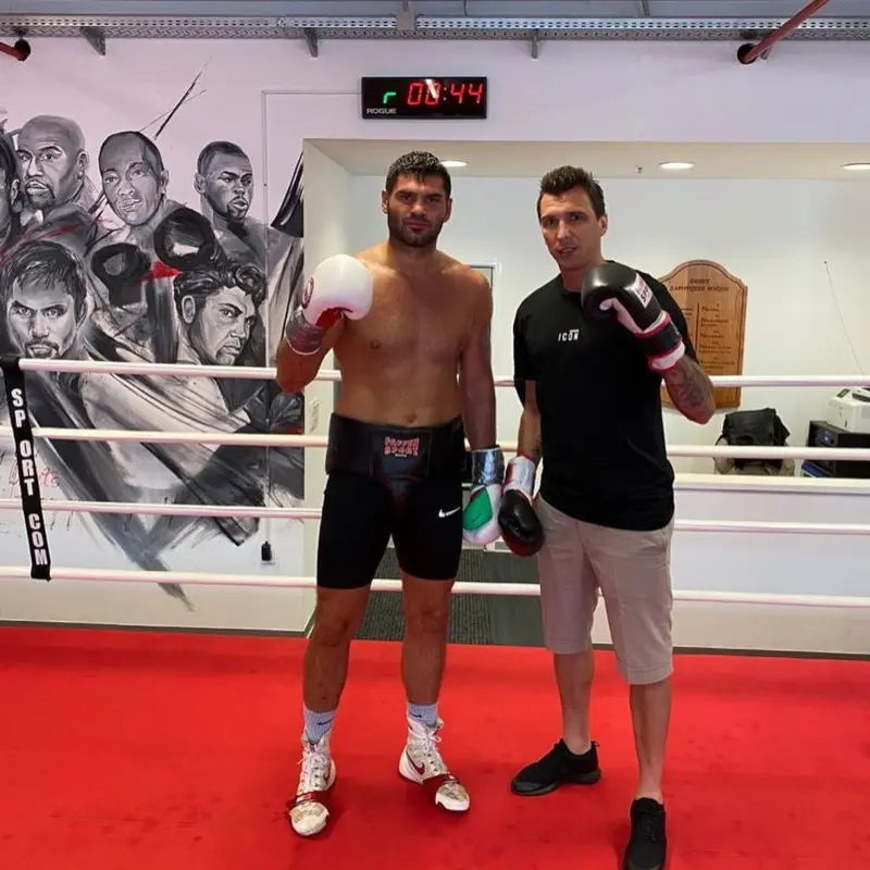 Mandzukic se dedicó a practicar boxeo (@mariomandzukic)