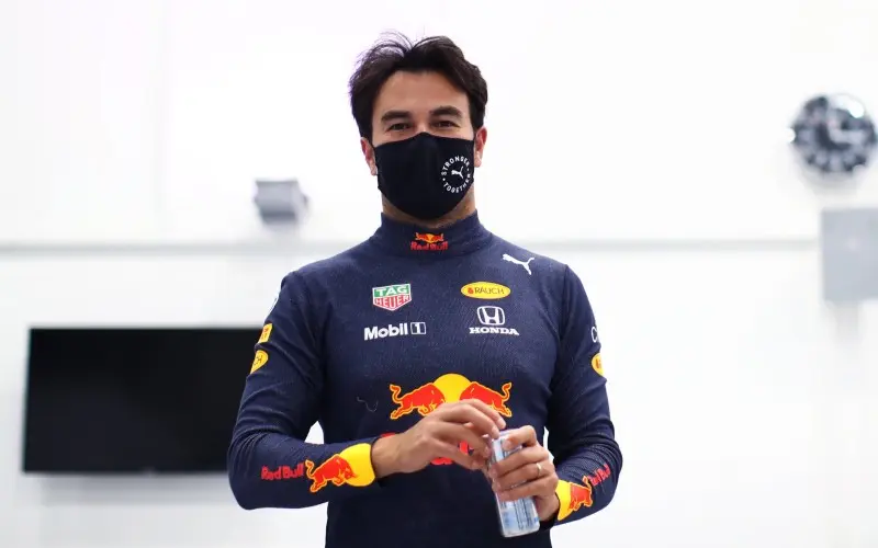 Checo Pérez en su visita a la fábrica de Red Bull - Twitter @SChecoPerez