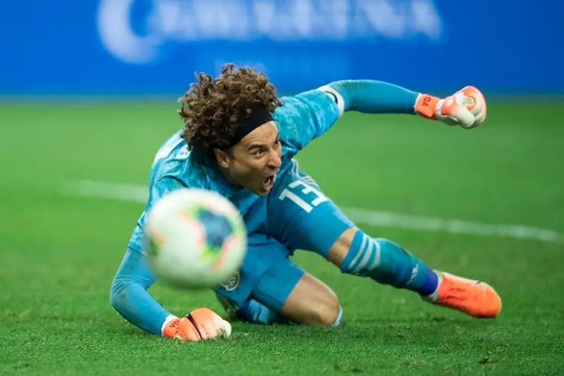 Ochoa detuvo el penalti decisivo (@miseleccionmx)