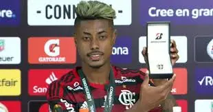 Bruno Henrique presume su anillo