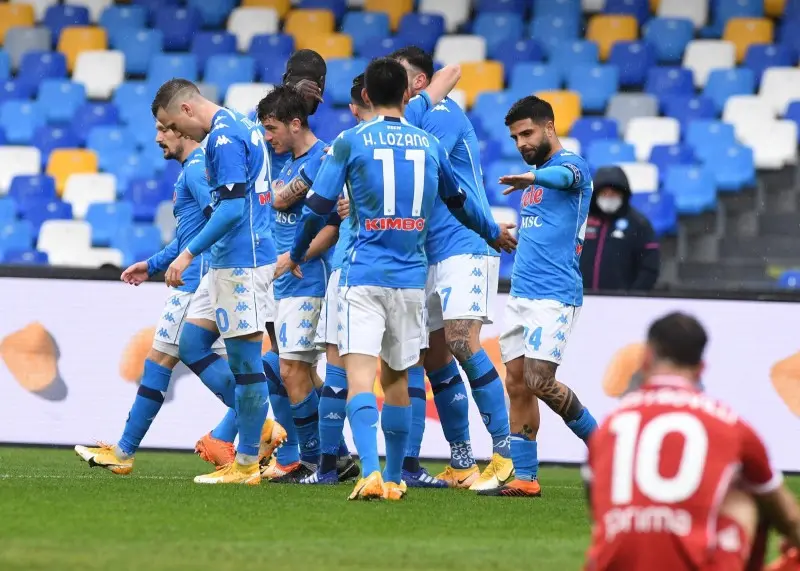Lorenzo Insigne y Chucky Lozano celebran un gol del Napoli - Twitter @sscnapoliES
