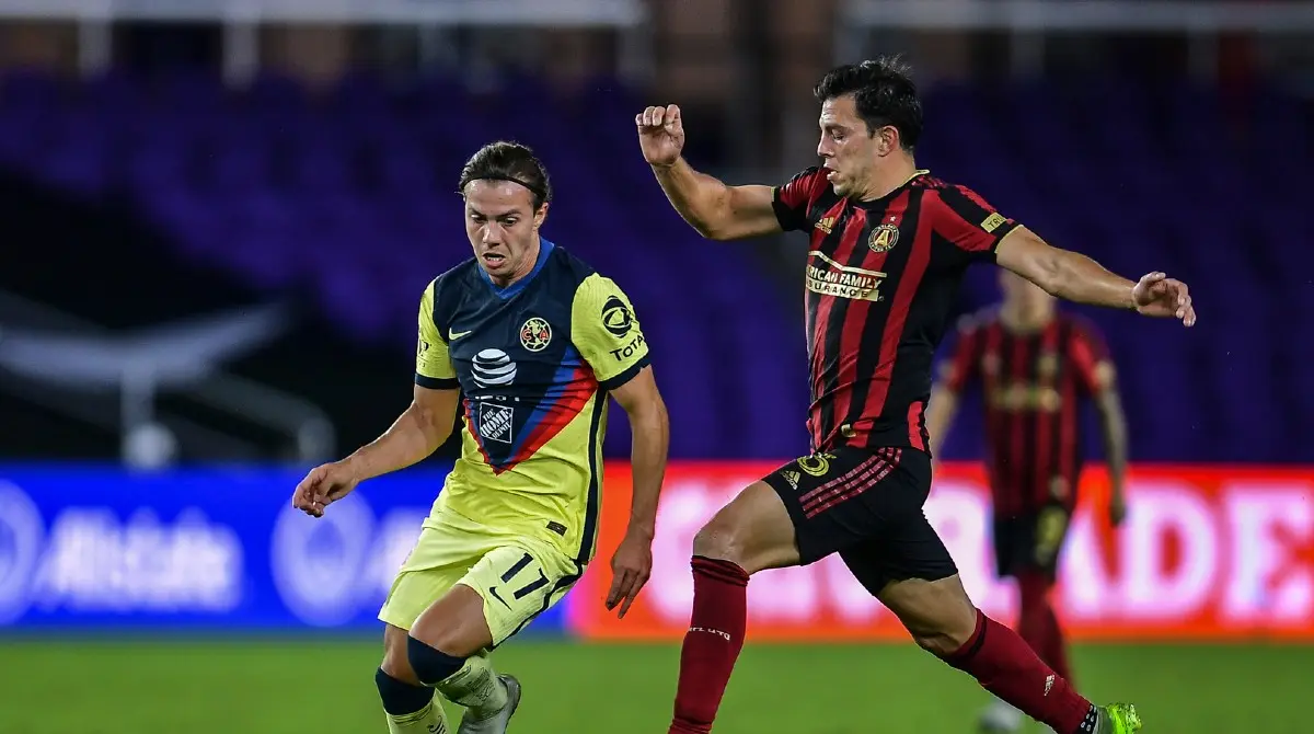 Sebastián Córdova del América pelea una pelota con un jugador del Atlanta Unted - Twitter @TheChampions